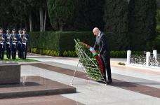 Президент Ильхам Алиев, Первая леди Мехрибан Алиева и члены их семьи посетили могилу великого лидера Гейдара Алиева в Аллее почетного захоронения в Баку (ФОТО/ВИДЕО)