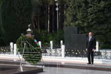 Президент Ильхам Алиев, Первая леди Мехрибан Алиева и члены их семьи посетили могилу великого лидера Гейдара Алиева в Аллее почетного захоронения в Баку (ФОТО/ВИДЕО)