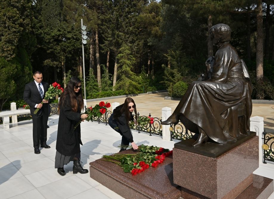 Президент Ильхам Алиев, Первая леди Мехрибан Алиева и члены их семьи посетили могилу великого лидера Гейдара Алиева в Аллее почетного захоронения в Баку (ФОТО/ВИДЕО)