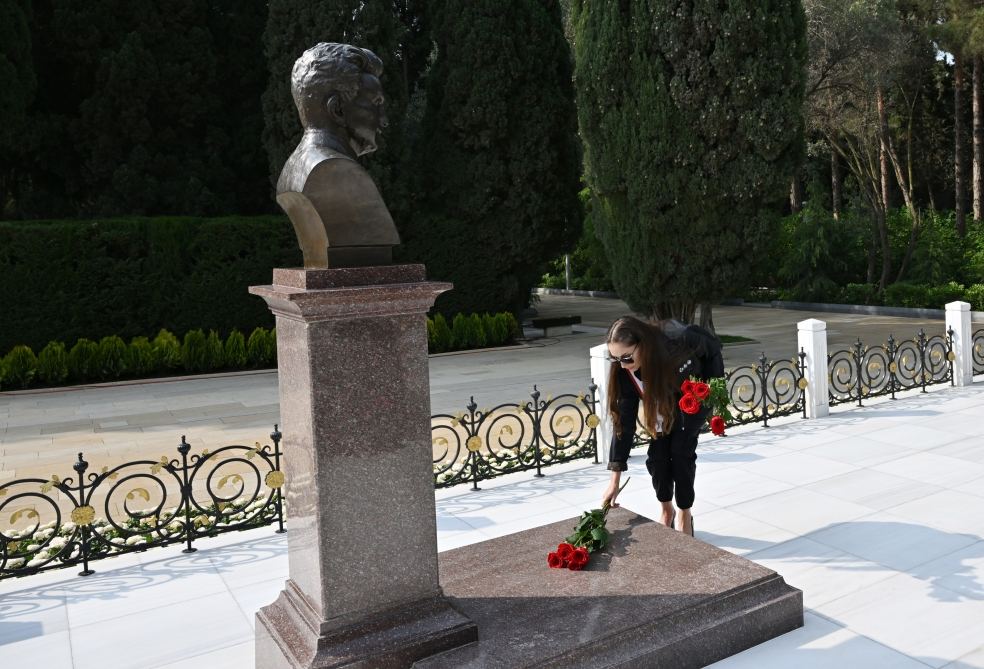 Президент Ильхам Алиев, Первая леди Мехрибан Алиева и члены их семьи посетили могилу великого лидера Гейдара Алиева в Аллее почетного захоронения в Баку (ФОТО/ВИДЕО)