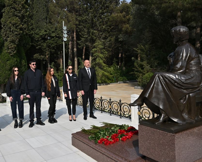 Президент Ильхам Алиев, Первая леди Мехрибан Алиева и члены их семьи посетили могилу великого лидера Гейдара Алиева в Аллее почетного захоронения в Баку (ФОТО/ВИДЕО)