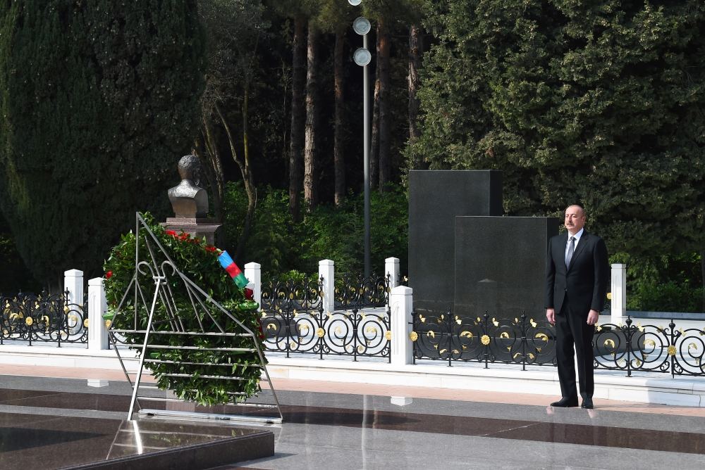 Президент Ильхам Алиев, Первая леди Мехрибан Алиева и члены их семьи посетили могилу великого лидера Гейдара Алиева в Аллее почетного захоронения в Баку (ФОТО/ВИДЕО)