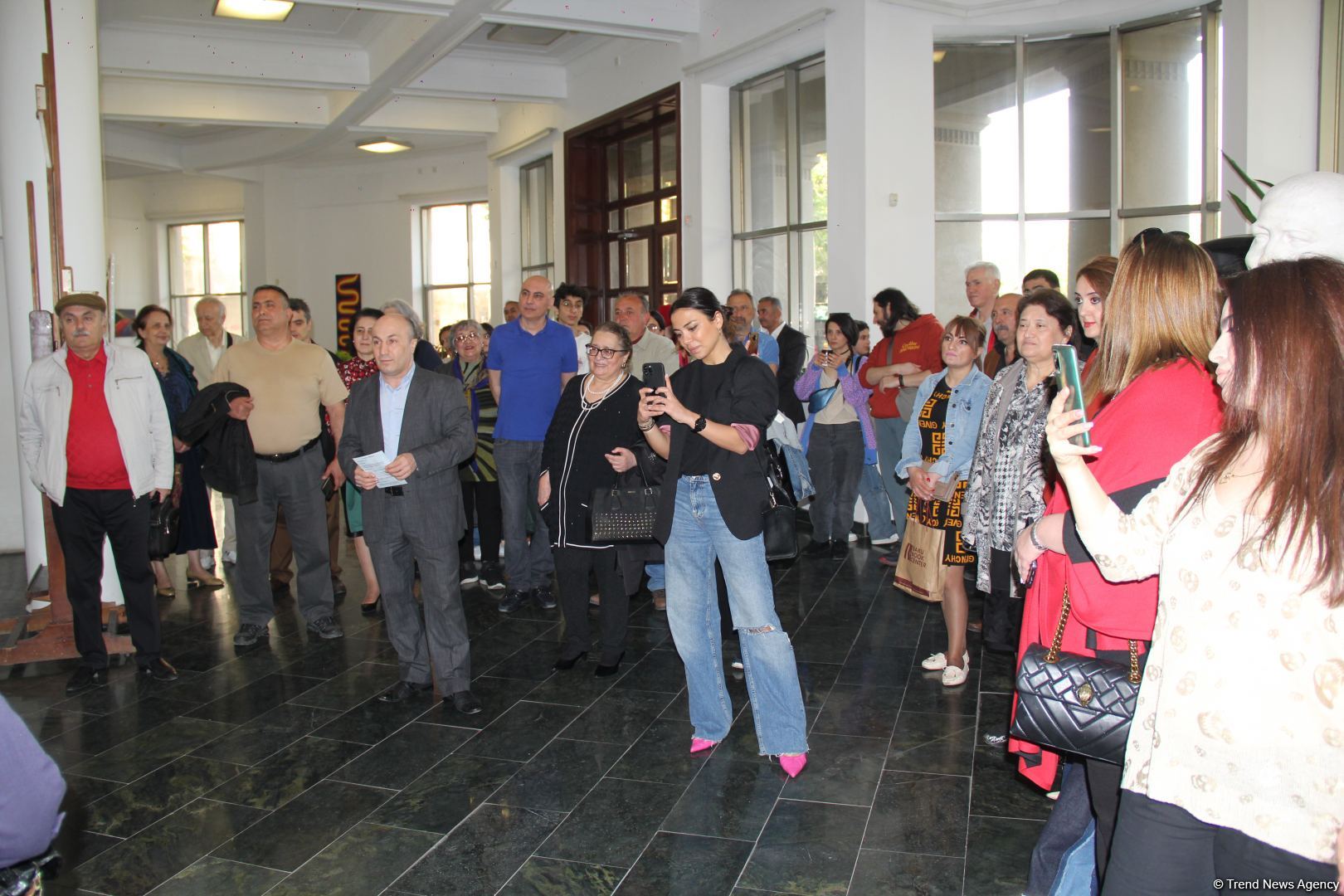 Красный шар - это Я! Миру необходимо дарить позитив – открылась выставка Севиндж Абидовой   (ФОТО)