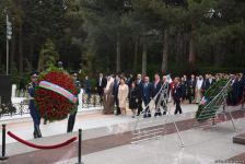 Участники специального заседания парламента Азербайджана посетили Аллею почетного захоронения и Аллею шехидов (ФОТО)