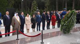 Участники специального заседания парламента Азербайджана посетили Аллею почетного захоронения и Аллею шехидов (ФОТО)