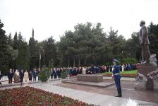 Участники специального заседания парламента Азербайджана посетили Аллею почетного захоронения и Аллею шехидов (ФОТО)