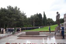 Участники специального заседания парламента Азербайджана посетили Аллею почетного захоронения и Аллею шехидов (ФОТО)