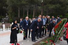 Участники специального заседания парламента Азербайджана посетили Аллею почетного захоронения и Аллею шехидов (ФОТО)