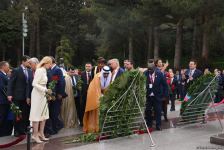 Участники специального заседания парламента Азербайджана посетили Аллею почетного захоронения и Аллею шехидов (ФОТО)