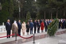 Участники специального заседания парламента Азербайджана посетили Аллею почетного захоронения и Аллею шехидов (ФОТО)