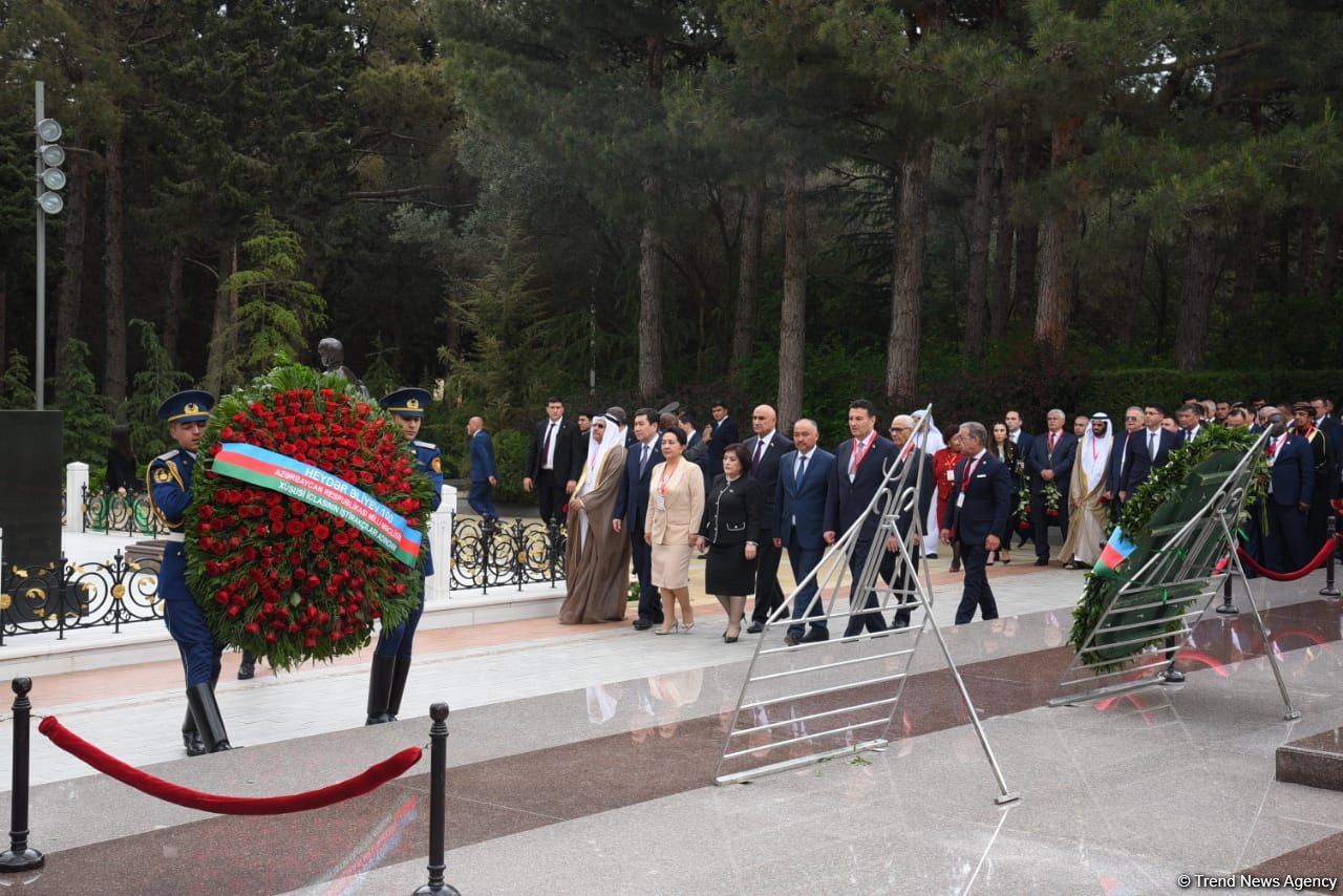 Участники специального заседания парламента Азербайджана посетили Аллею почетного захоронения и Аллею шехидов (ФОТО)