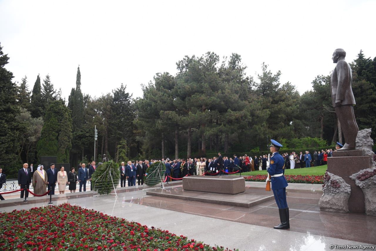 Участники специального заседания парламента Азербайджана посетили Аллею почетного захоронения и Аллею шехидов (ФОТО)