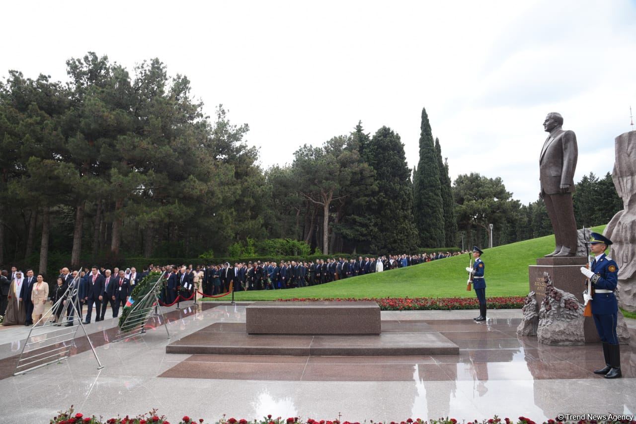 Участники специального заседания парламента Азербайджана посетили Аллею почетного захоронения и Аллею шехидов (ФОТО)