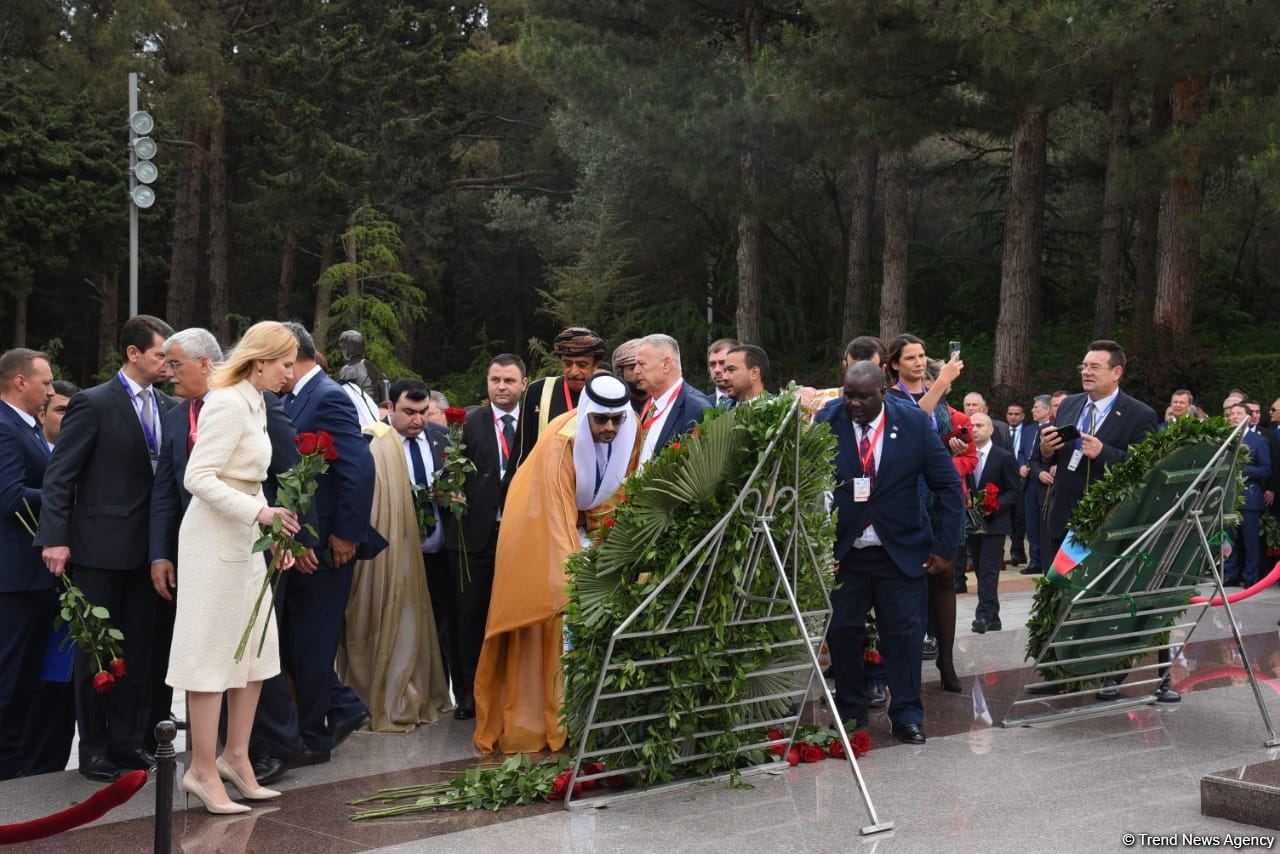 Участники специального заседания парламента Азербайджана посетили Аллею почетного захоронения и Аллею шехидов (ФОТО)