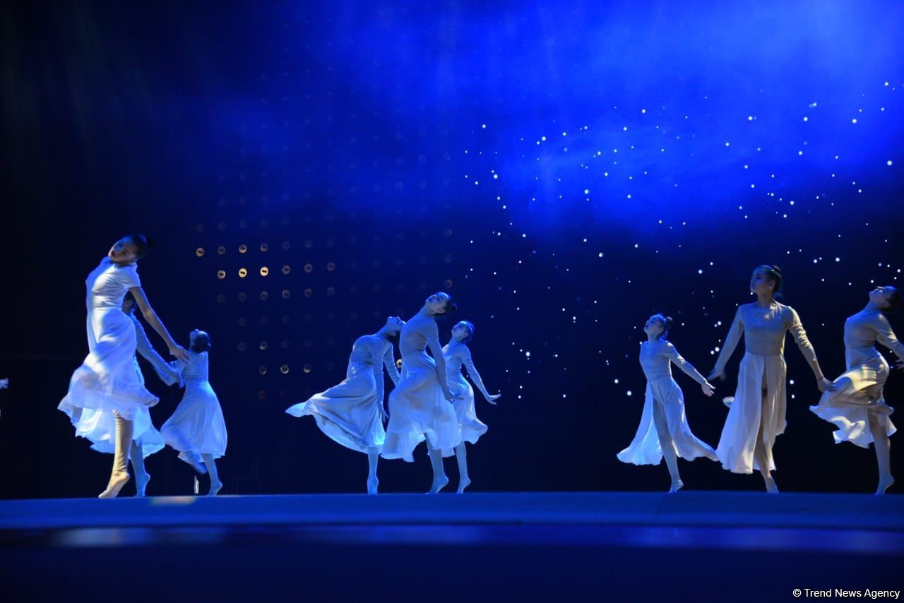 Феерическое шоу на церемонии открытия 39-го чемпионата Европы по художественной гимнастике в Баку (ФОТОРЕПОРТАЖ)