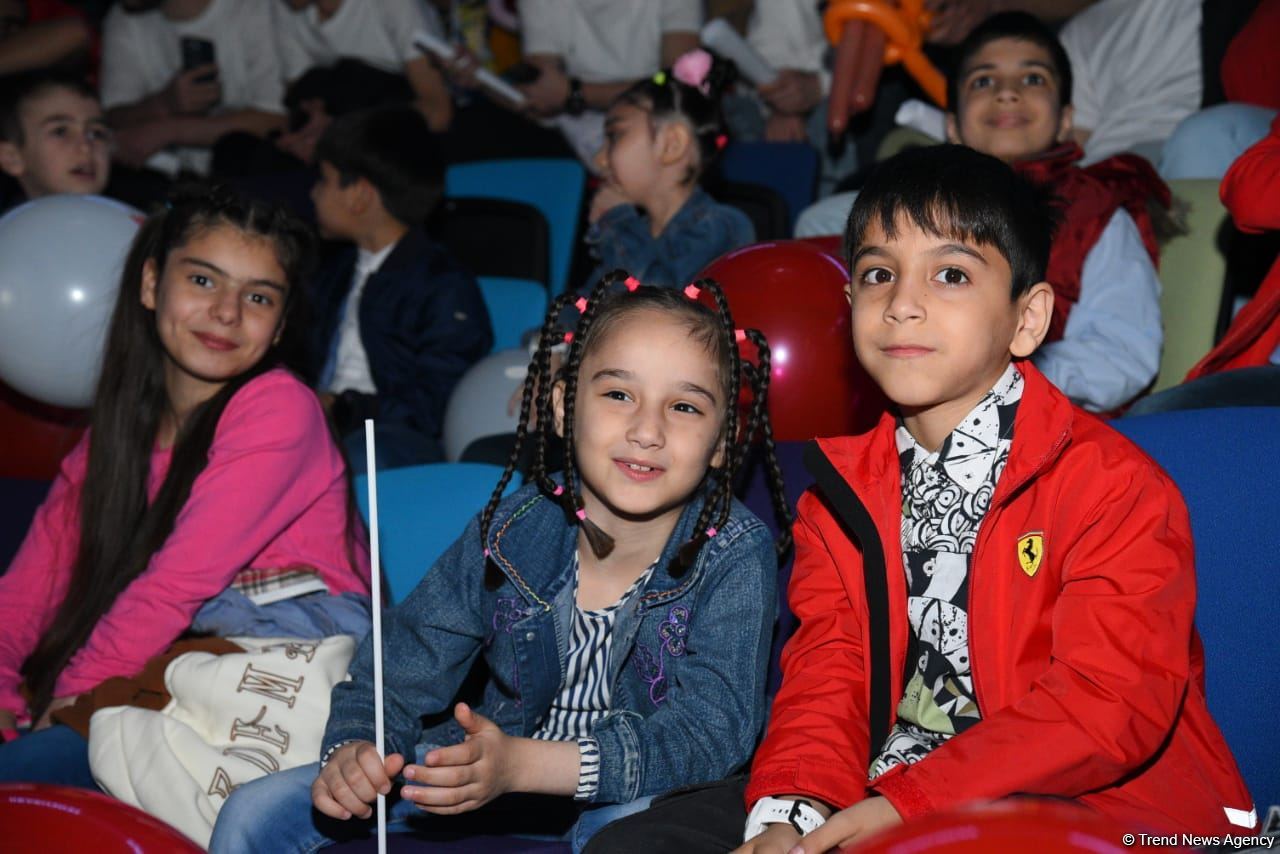 Феерическое шоу на церемонии открытия 39-го чемпионата Европы по художественной гимнастике в Баку (ФОТОРЕПОРТАЖ)