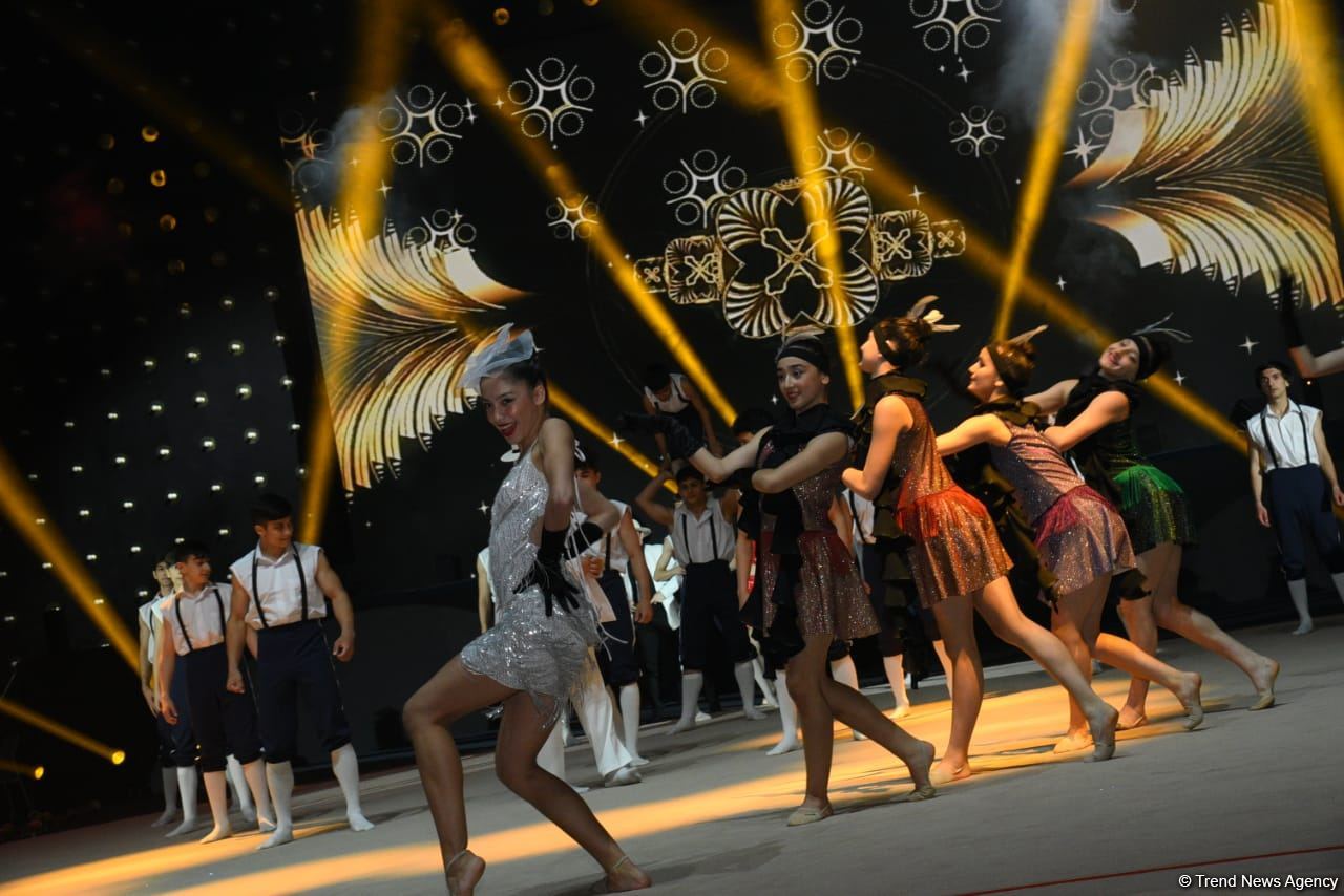 Феерическое шоу на церемонии открытия 39-го чемпионата Европы по художественной гимнастике в Баку (ФОТОРЕПОРТАЖ)