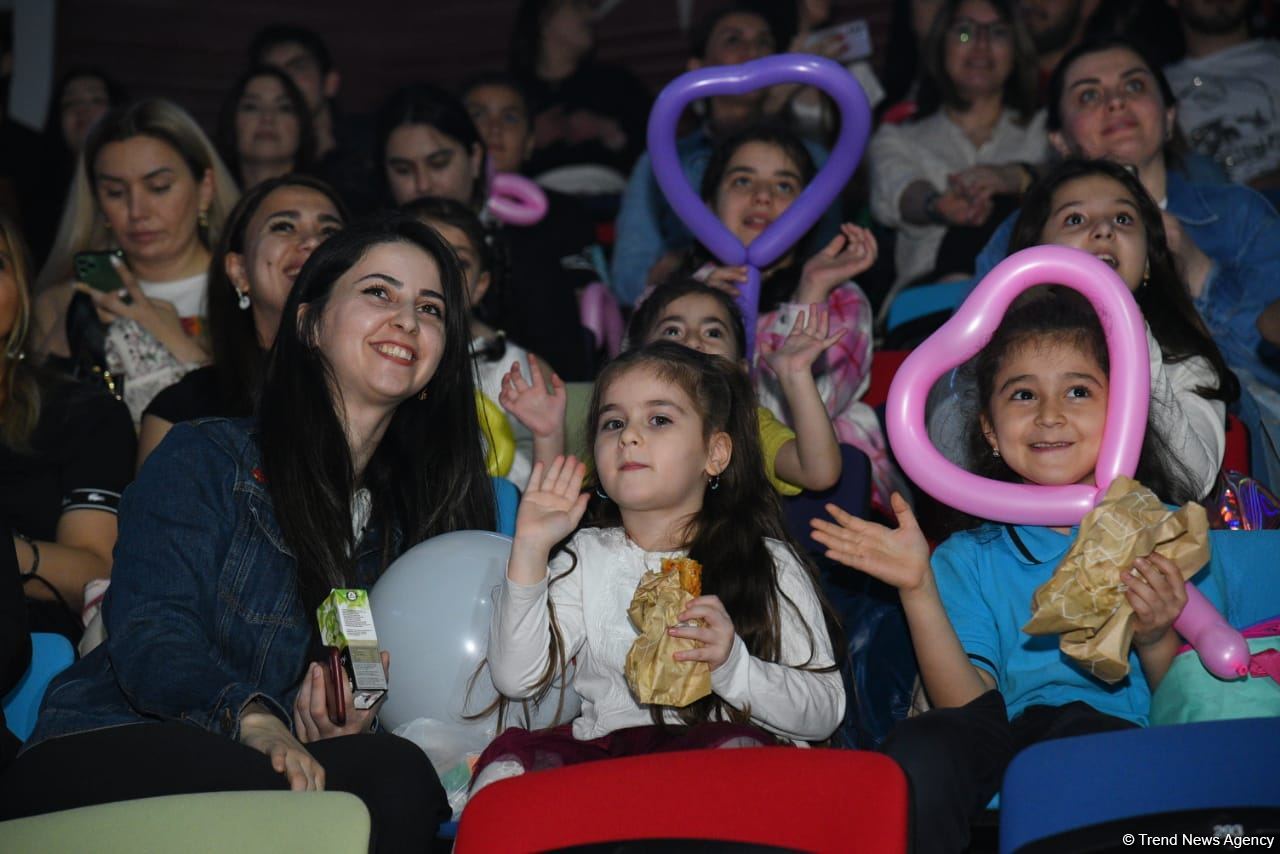 Феерическое шоу на церемонии открытия 39-го чемпионата Европы по художественной гимнастике в Баку (ФОТОРЕПОРТАЖ)