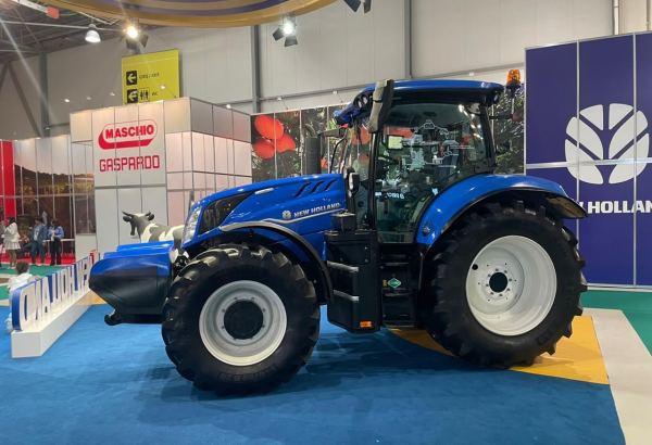 В Азербайджане представлен первый в мире трактор на метане (ФОТО)