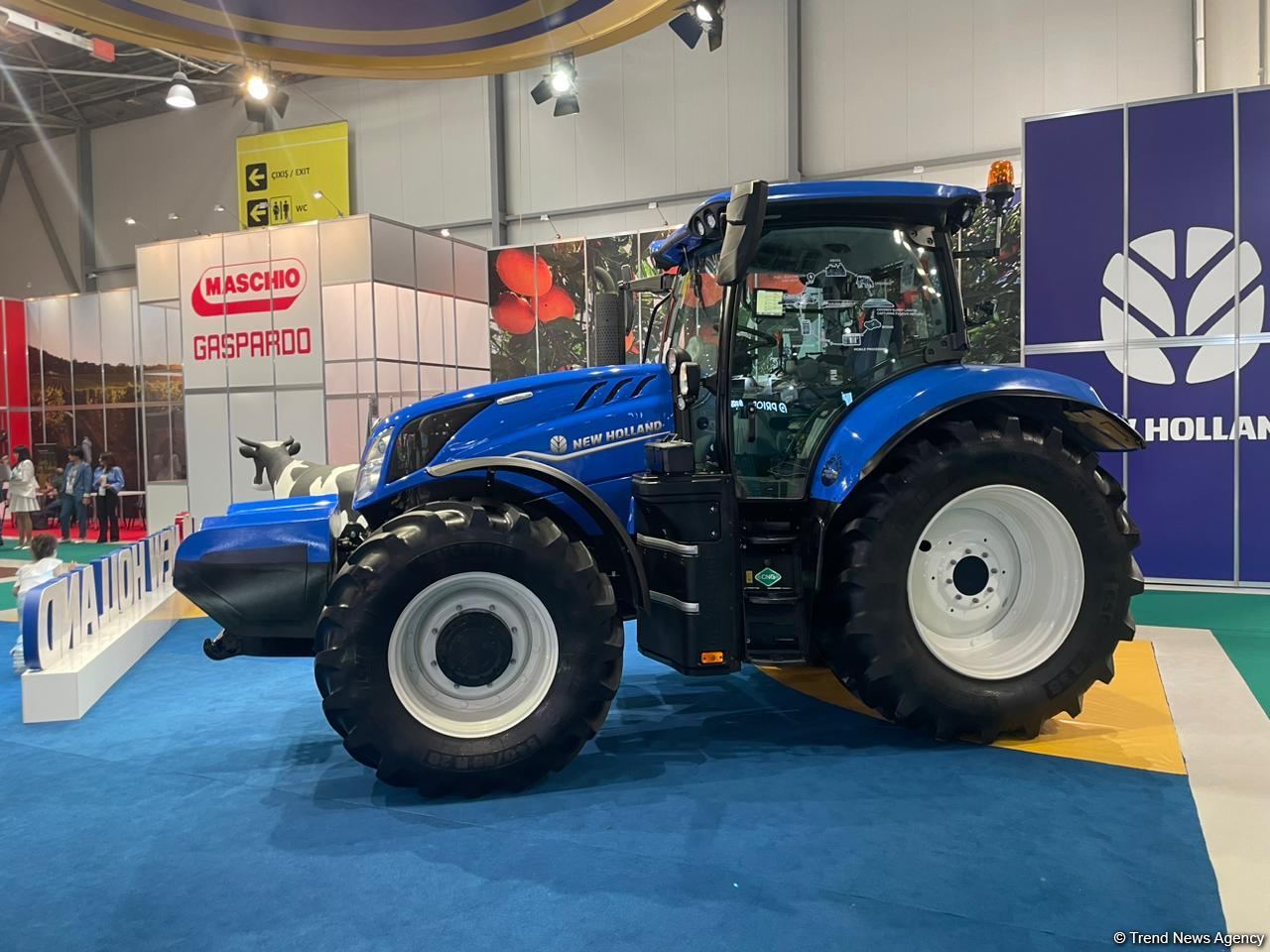 В Азербайджане представлен первый в мире трактор на метане (ФОТО)