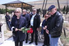 Памяти Ираны Тагизаде – над изголовьем Ангел, рядом театральный столик, прощальные слова на белой мраморной плите, цветы…  (ФОТО)