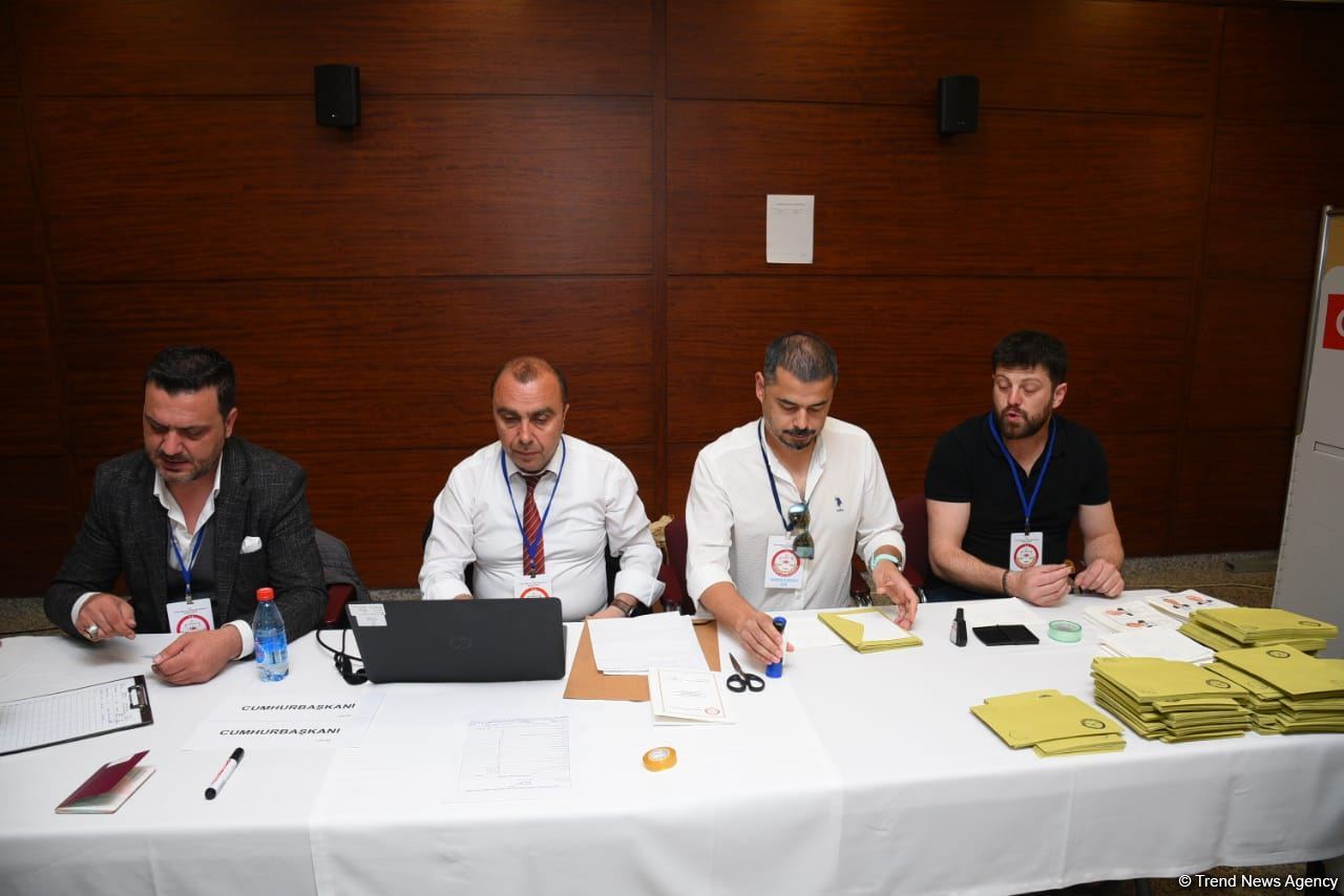 В Азербайджане началось голосование граждан Турции во 2-м туре президентских выборов в этой стране (ФОТО)