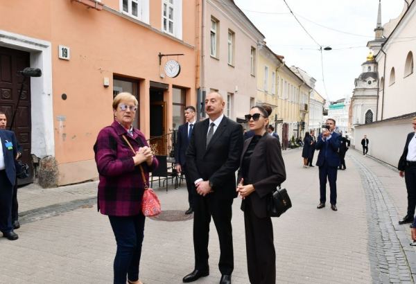 Президент Ильхам Алиев и Первая леди Мехрибан Алиева совершили прогулку по Старому городу в Вильнюсе (ФОТО/ВИДЕО)