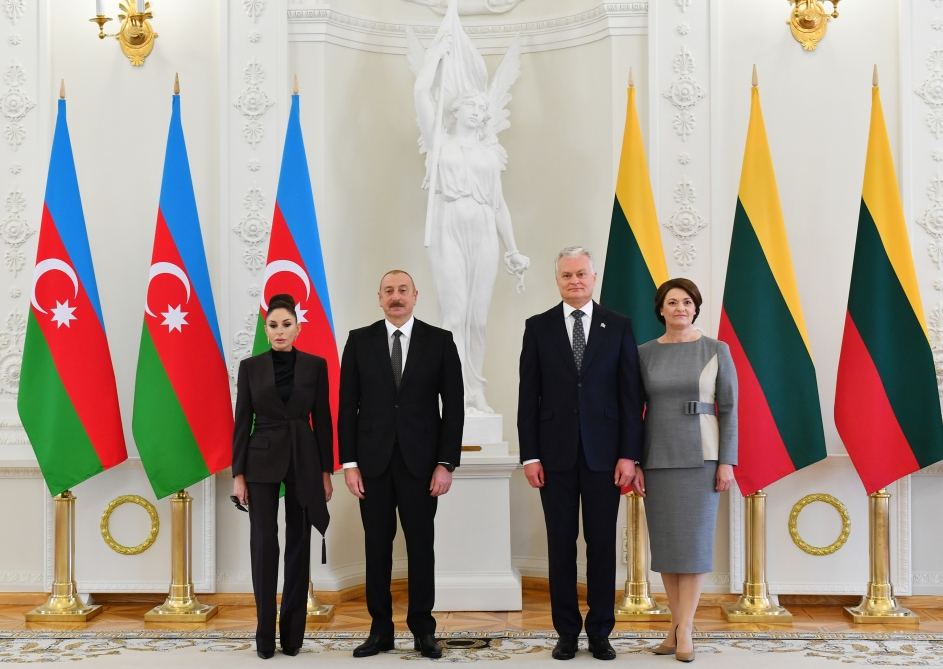 В Вильнюсе состоялась церемония официальной встречи Президента Ильхама Алиева (ФОТО/ВИДЕО)