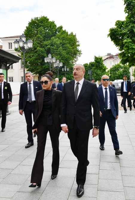 Президент Ильхам Алиев и Первая леди Мехрибан Алиева совершили прогулку по Старому городу в Вильнюсе (ФОТО/ВИДЕО)