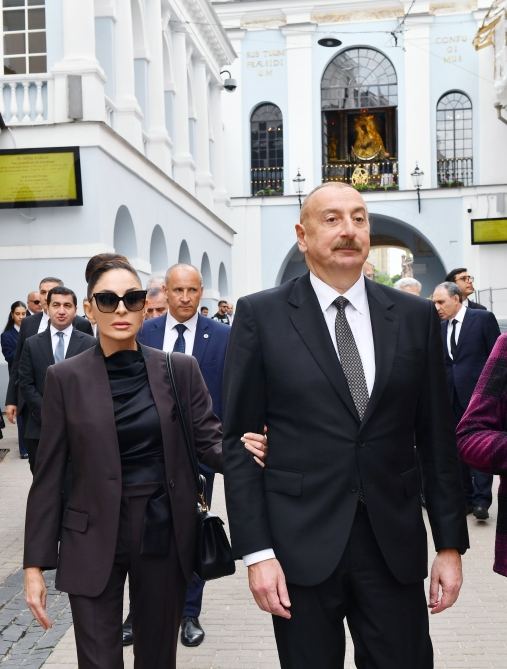 Президент Ильхам Алиев и Первая леди Мехрибан Алиева совершили прогулку по Старому городу в Вильнюсе (ФОТО/ВИДЕО)