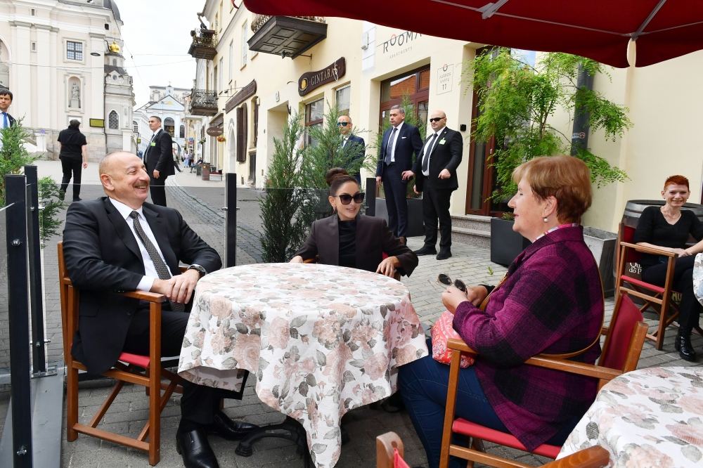 Президент Ильхам Алиев и Первая леди Мехрибан Алиева совершили прогулку по Старому городу в Вильнюсе (ФОТО/ВИДЕО)