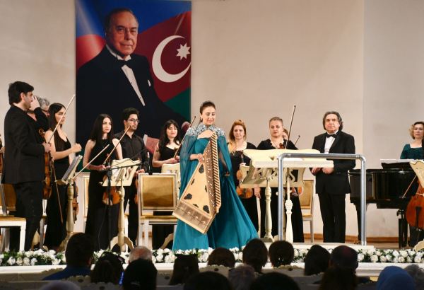 Завораживающие, нежные звуки канона и скрипки – концерт в Баку (ФОТО)