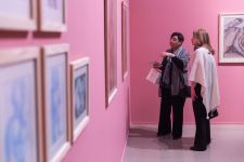 YARAT представляет экспозицию "Розовый – Чёрный" о сильной азербайджанской женщине (ФОТО)