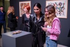 YARAT представляет экспозицию "Розовый – Чёрный" о сильной азербайджанской женщине (ФОТО)