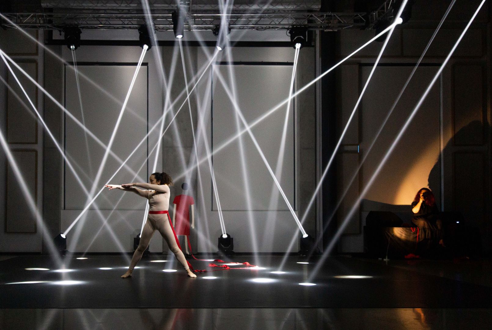 YARAT представляет экспозицию "Розовый – Чёрный" о сильной азербайджанской женщине (ФОТО)