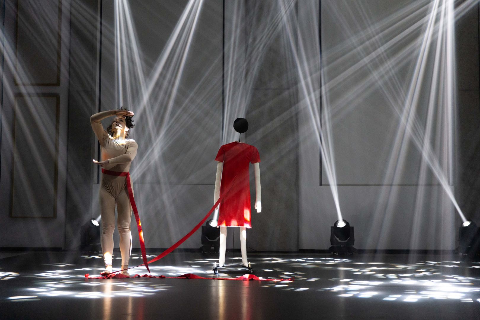 YARAT представляет экспозицию "Розовый – Чёрный" о сильной азербайджанской женщине (ФОТО)