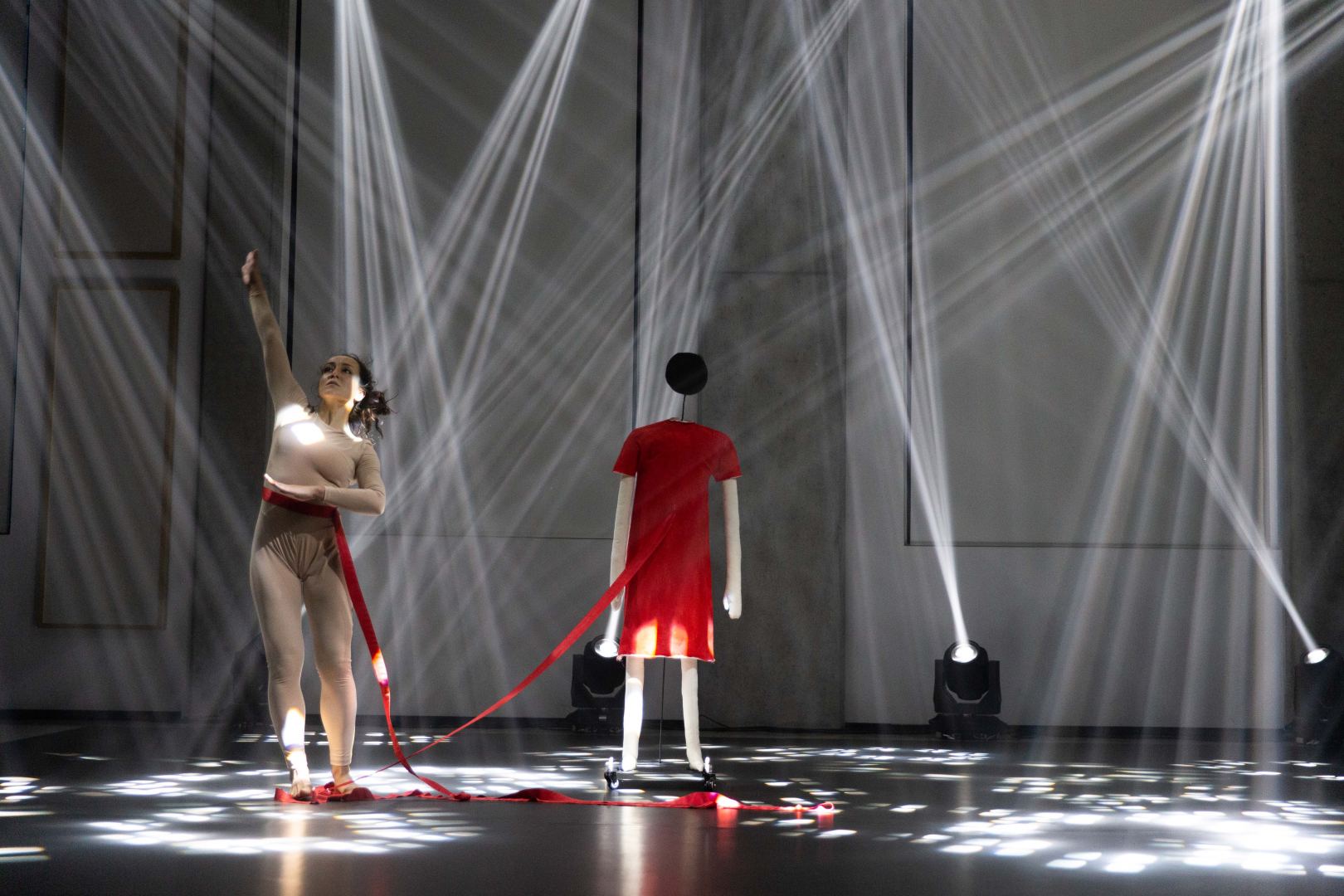 YARAT представляет экспозицию "Розовый – Чёрный" о сильной азербайджанской женщине (ФОТО)