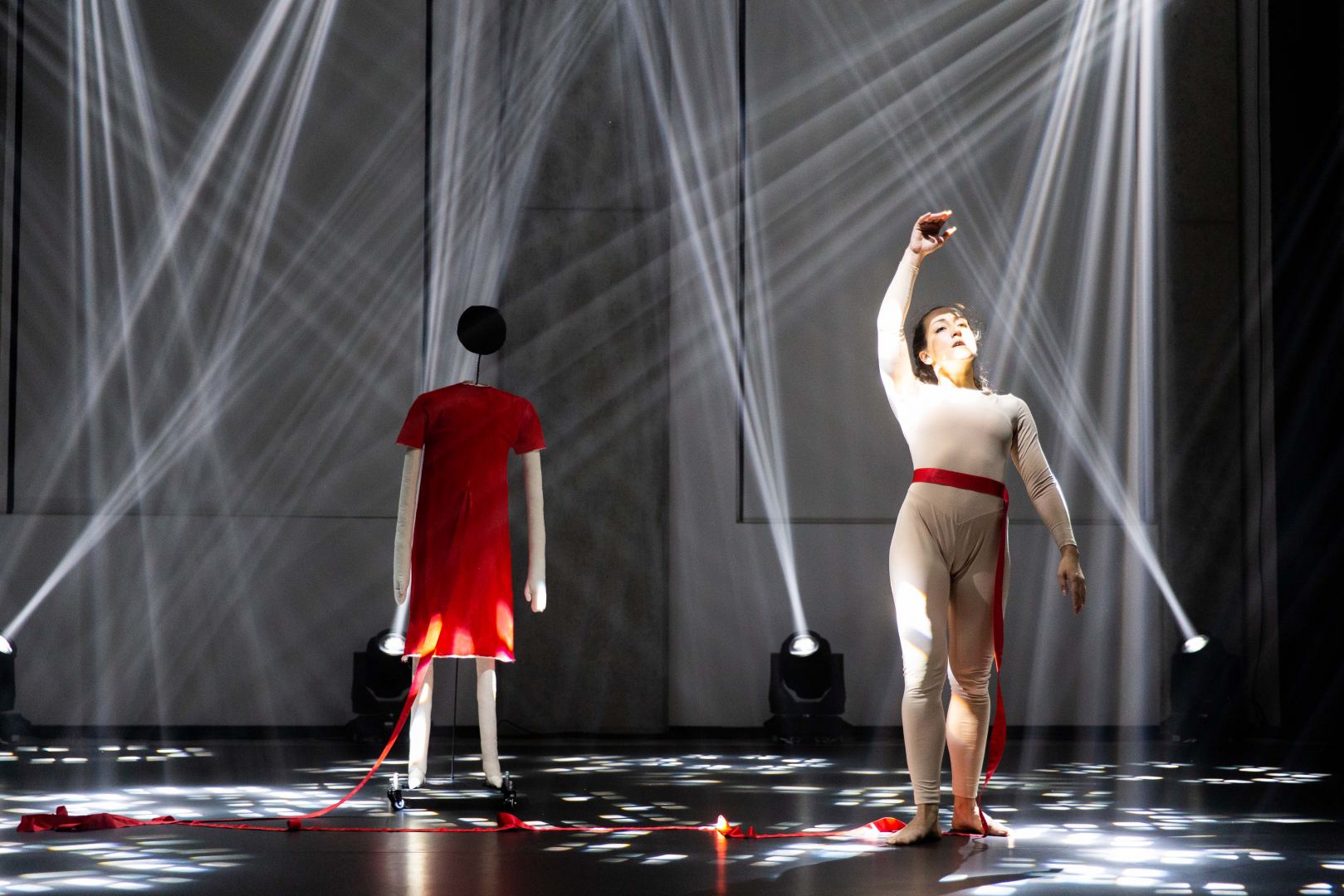 YARAT представляет экспозицию "Розовый – Чёрный" о сильной азербайджанской женщине (ФОТО)