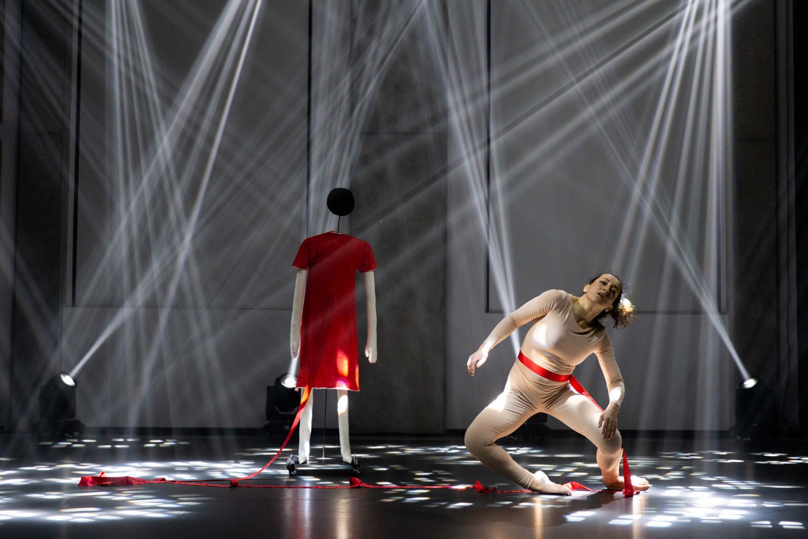 YARAT представляет экспозицию "Розовый – Чёрный" о сильной азербайджанской женщине (ФОТО)