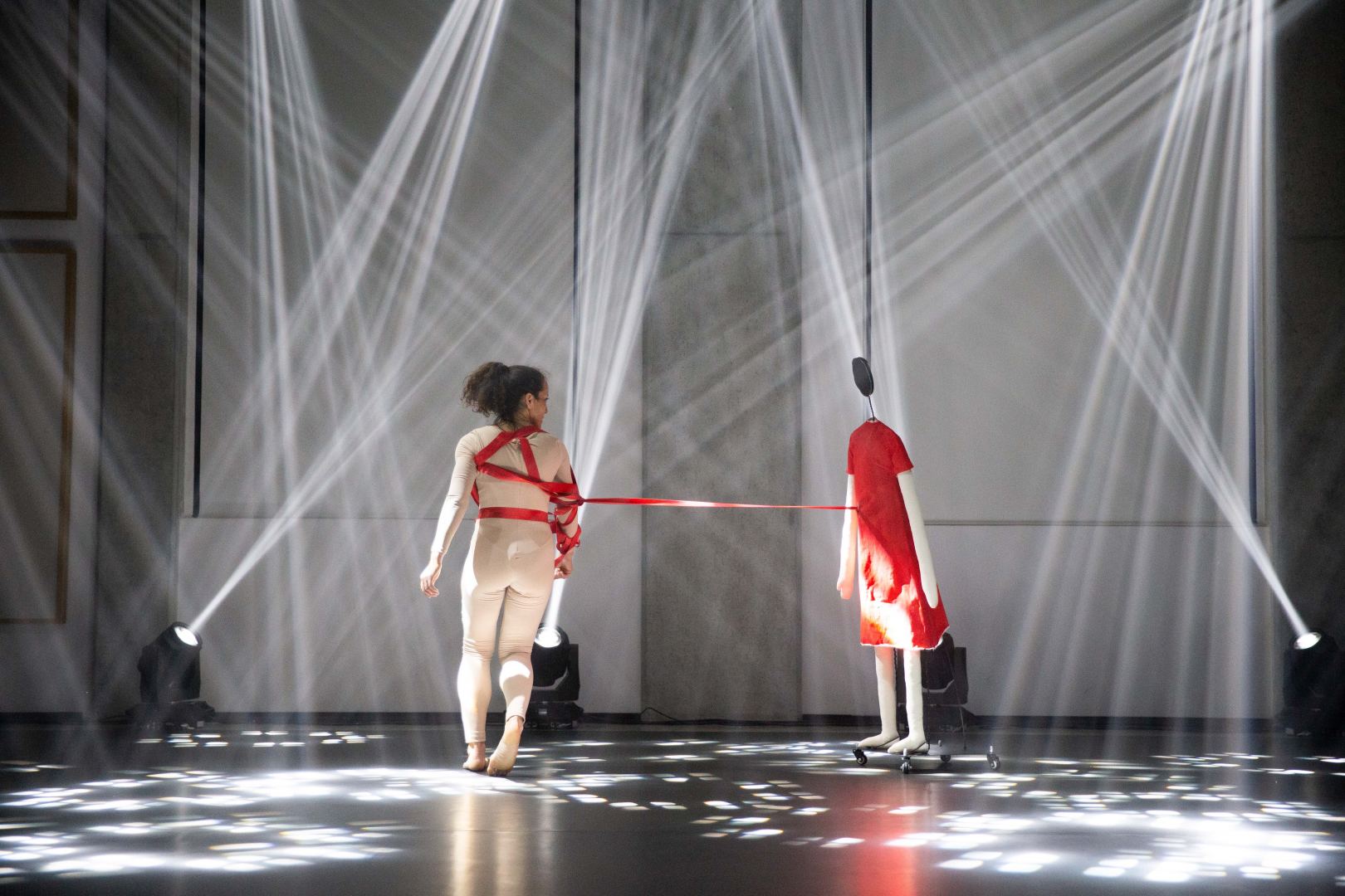 YARAT представляет экспозицию "Розовый – Чёрный" о сильной азербайджанской женщине (ФОТО)