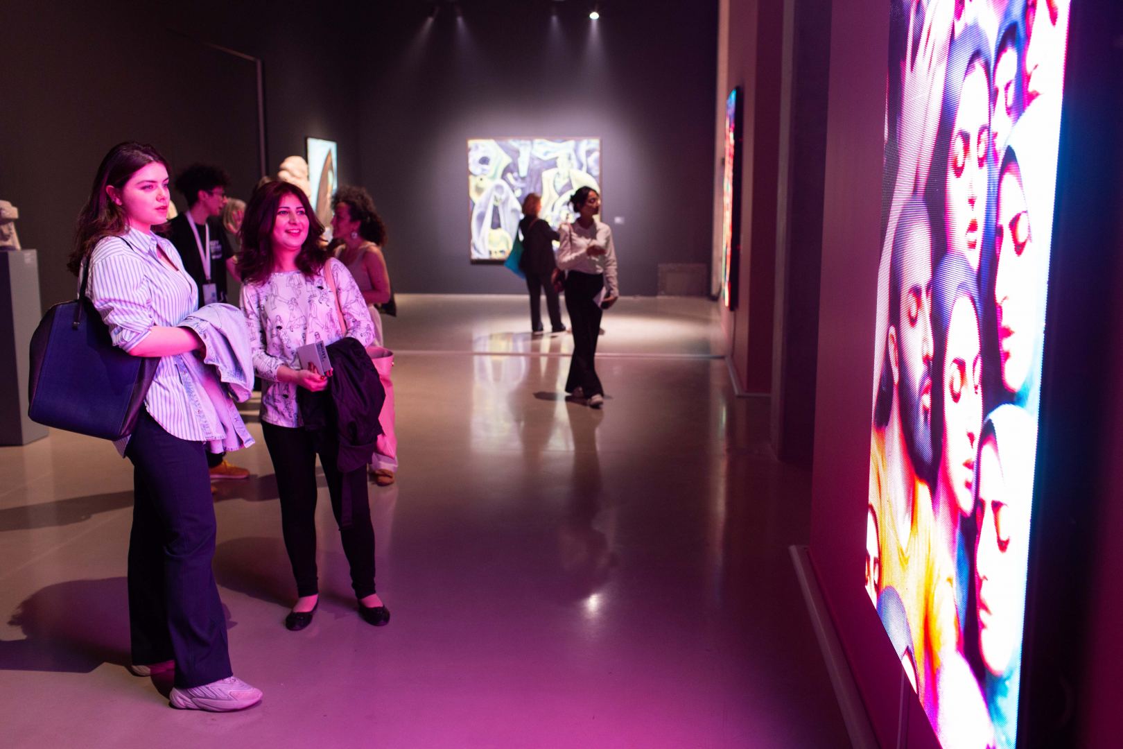 YARAT представляет экспозицию "Розовый – Чёрный" о сильной азербайджанской женщине (ФОТО)