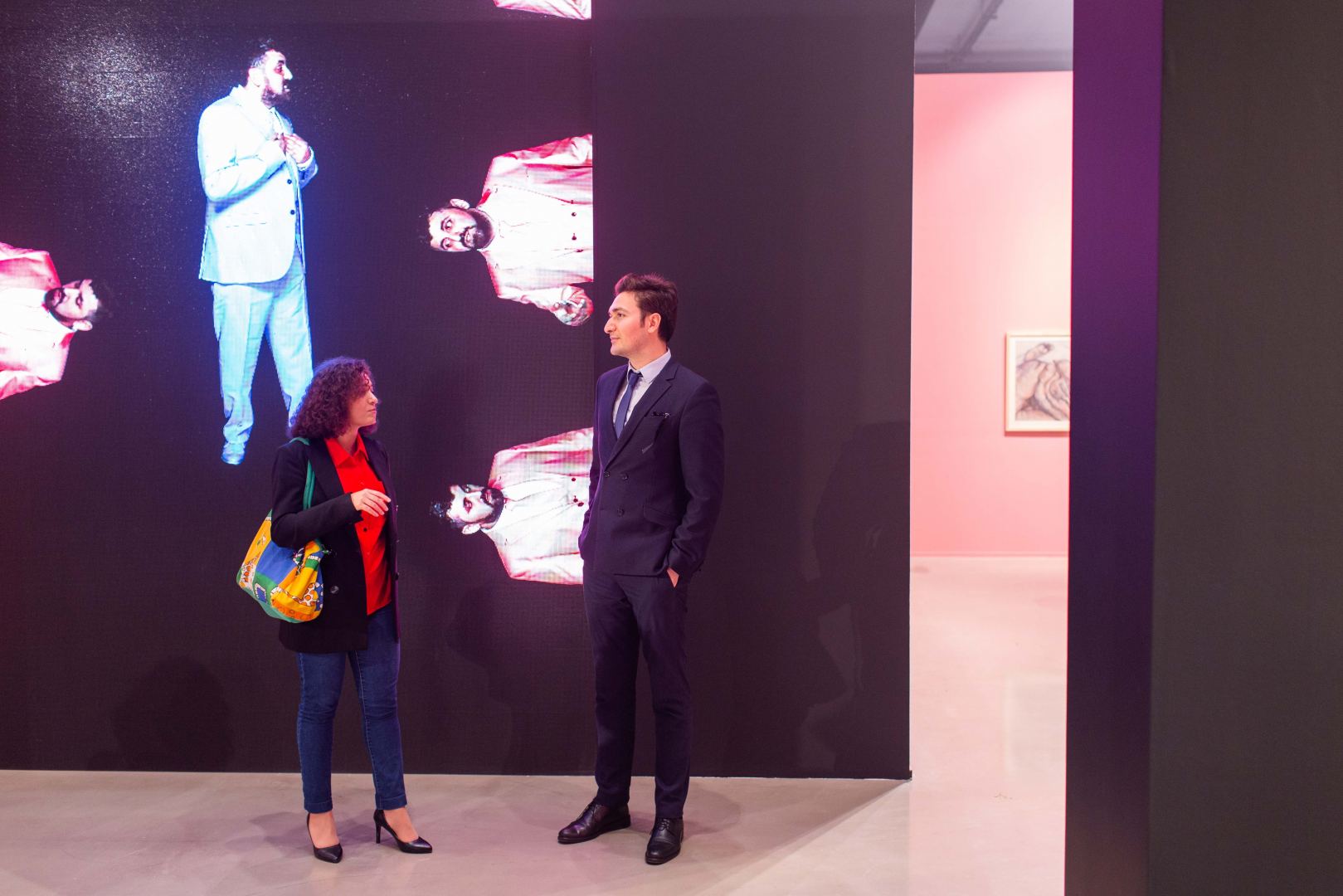 YARAT представляет экспозицию "Розовый – Чёрный" о сильной азербайджанской женщине (ФОТО)