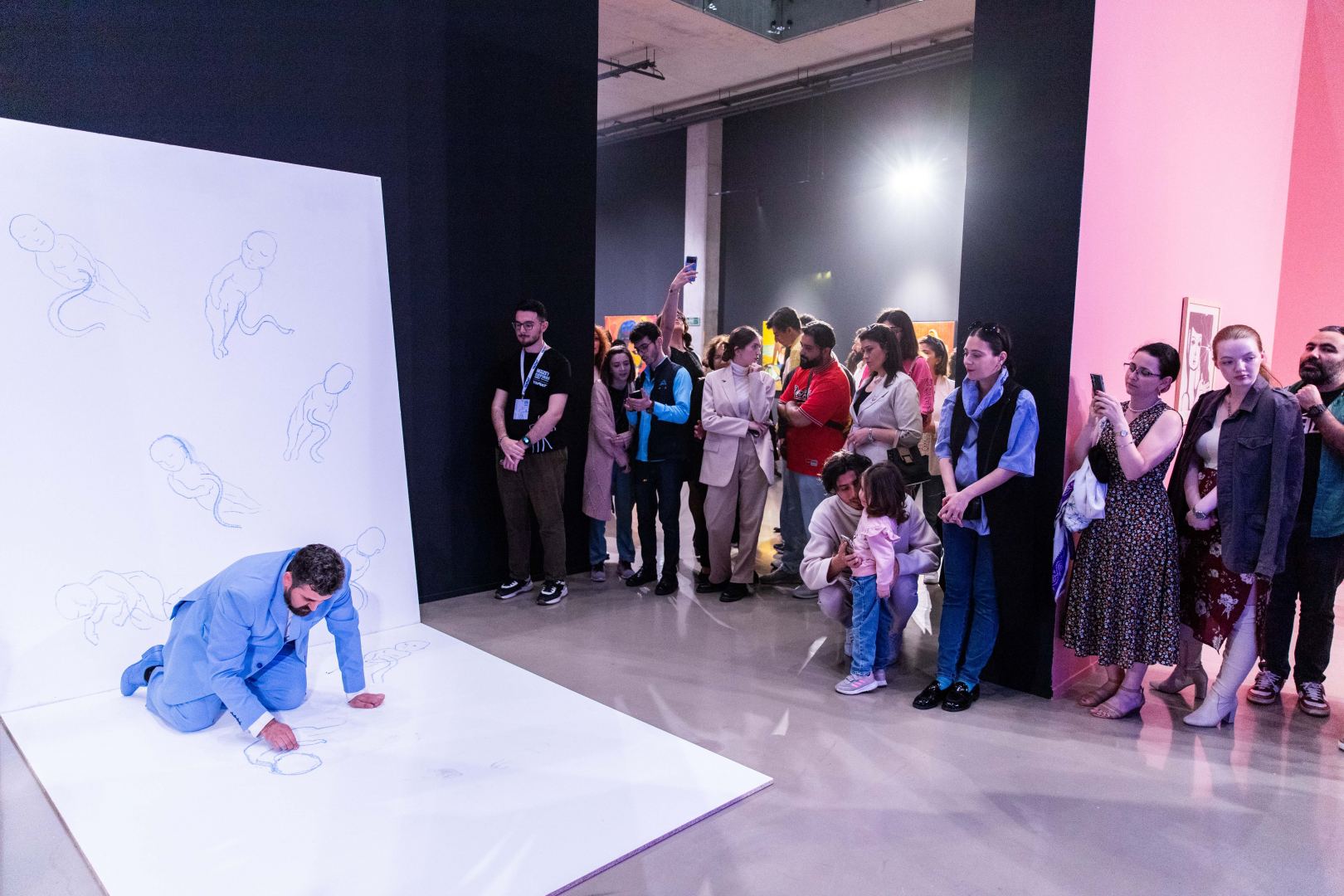 YARAT представляет экспозицию "Розовый – Чёрный" о сильной азербайджанской женщине (ФОТО)