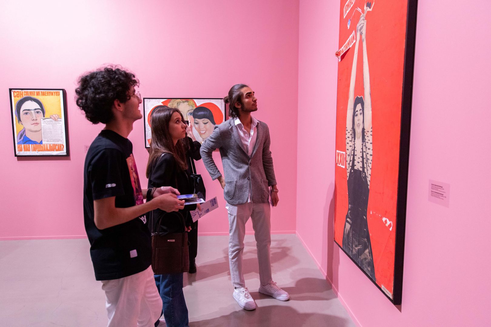 YARAT представляет экспозицию "Розовый – Чёрный" о сильной азербайджанской женщине (ФОТО)