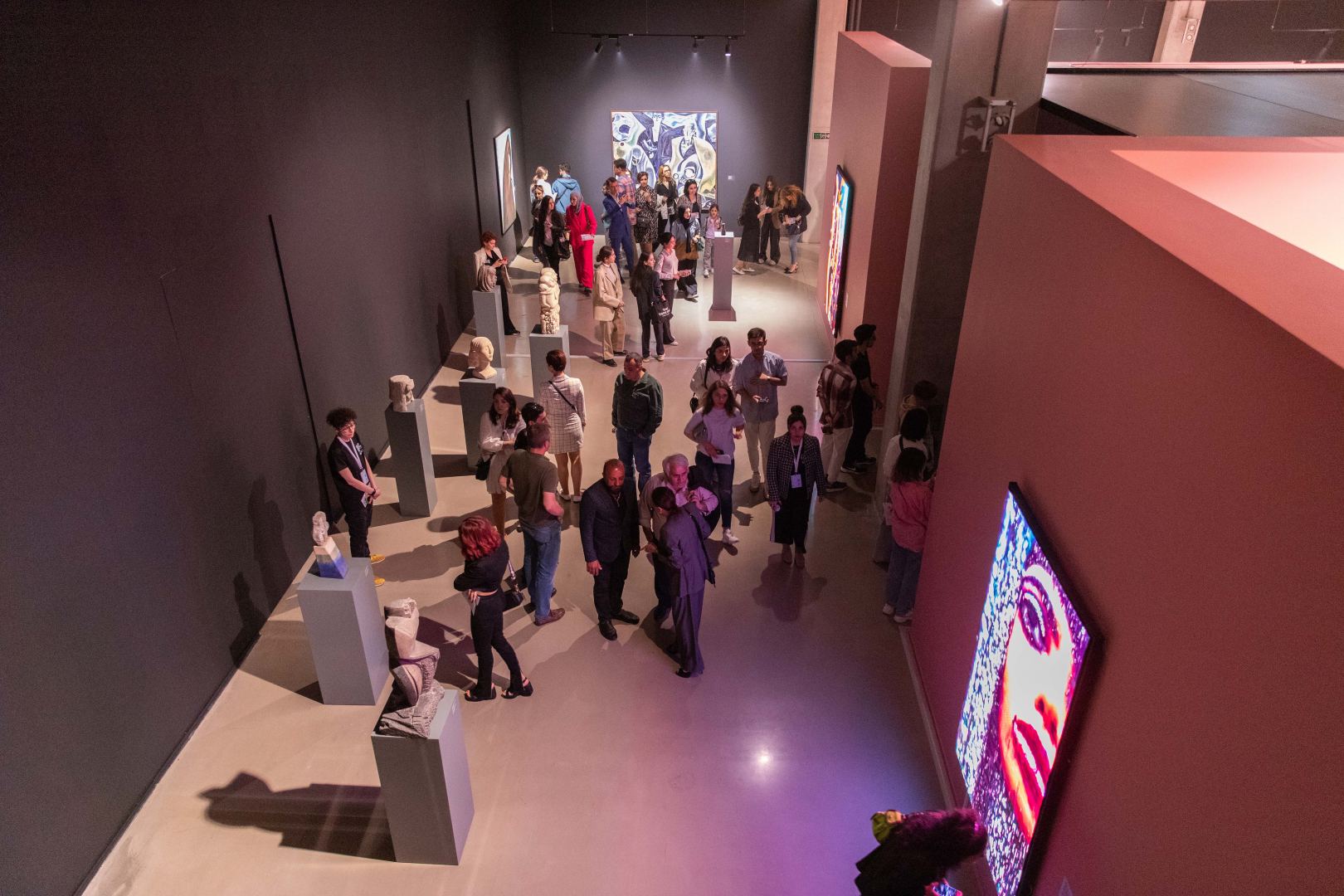 YARAT представляет экспозицию "Розовый – Чёрный" о сильной азербайджанской женщине (ФОТО)