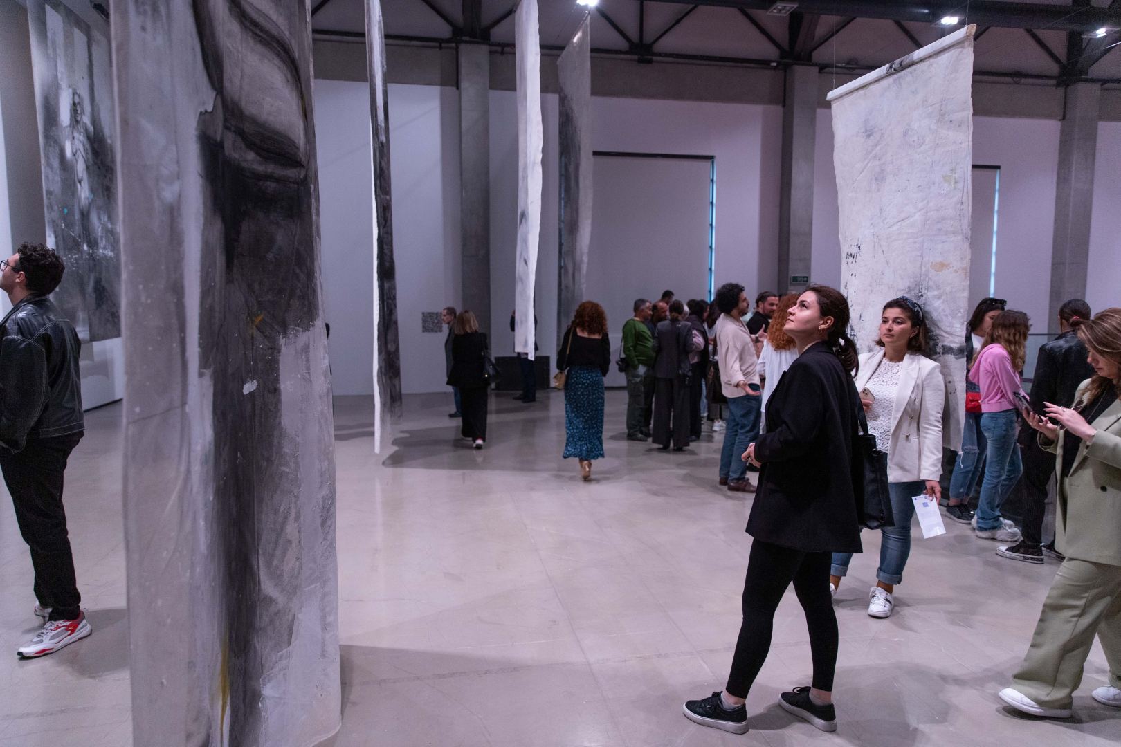 YARAT представляет экспозицию "Розовый – Чёрный" о сильной азербайджанской женщине (ФОТО)