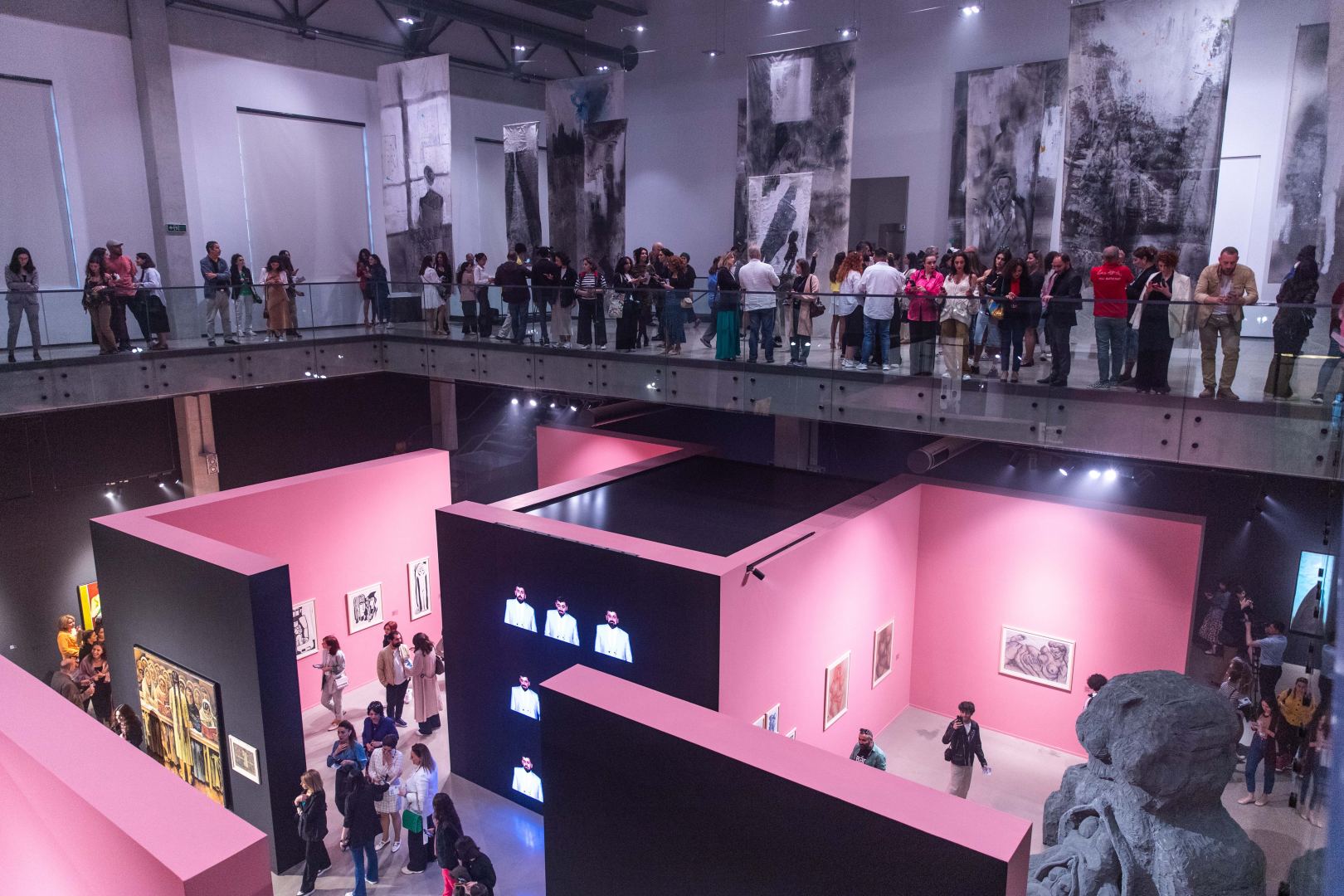 YARAT представляет экспозицию "Розовый – Чёрный" о сильной азербайджанской женщине (ФОТО)