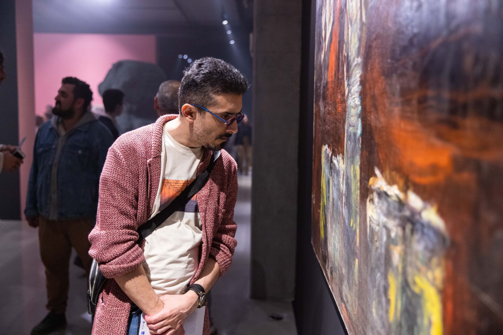 YARAT представляет экспозицию "Розовый – Чёрный" о сильной азербайджанской женщине (ФОТО)