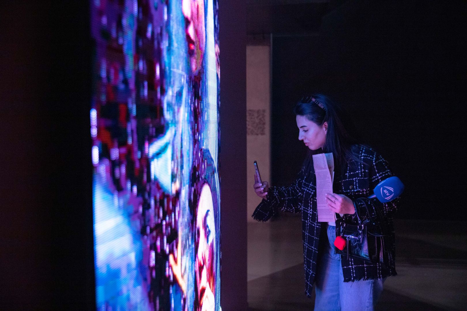 YARAT представляет экспозицию "Розовый – Чёрный" о сильной азербайджанской женщине (ФОТО)