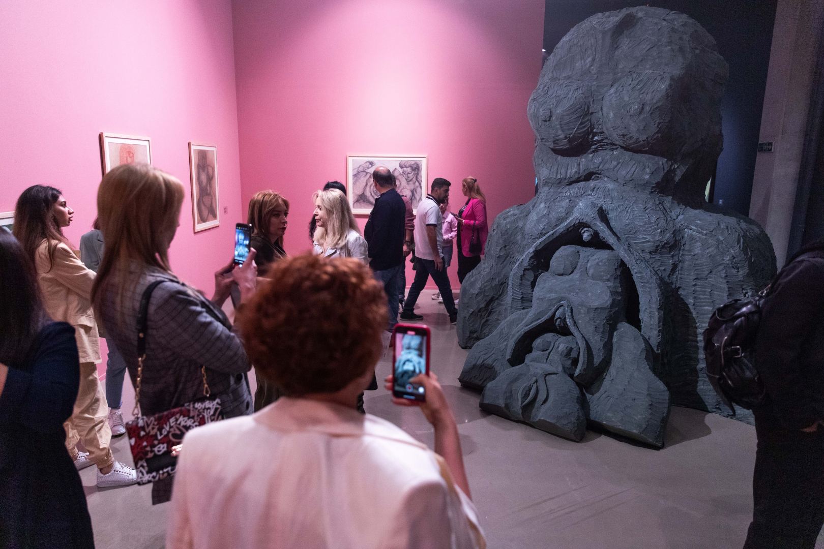 YARAT представляет экспозицию "Розовый – Чёрный" о сильной азербайджанской женщине (ФОТО)